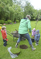 Ein Apfelb&auml;umchen wird gepflanzt.